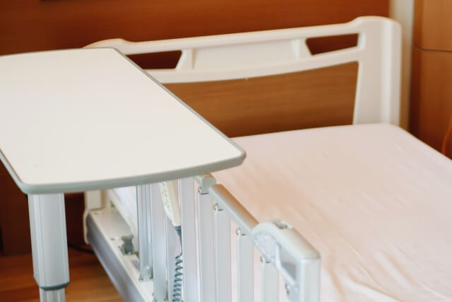 在宅で使用する介護用ベッドサイドテーブルの選び方と選定時の注意点について解説